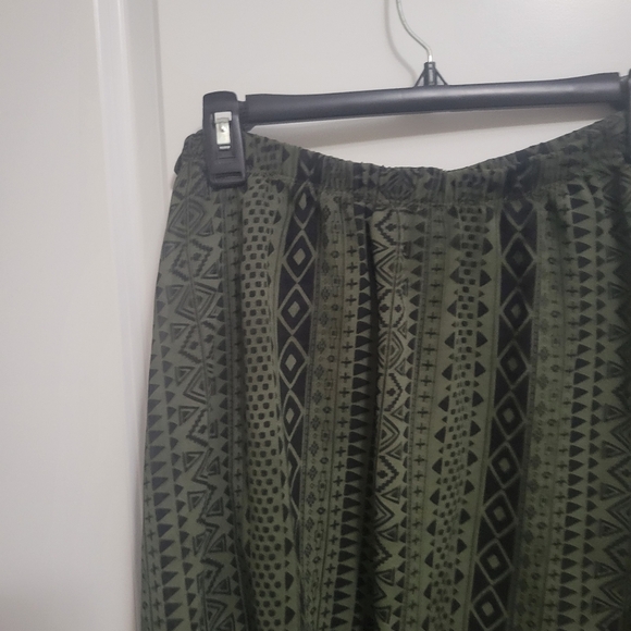 Inis Tribal Geometric High-Low Asymmetrical Skirt Dark Green and Black - Picture 3 of 10